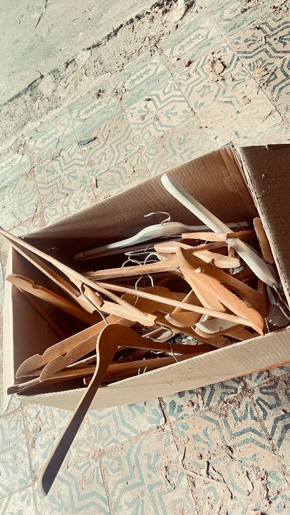 GRATIS kleerhangers kleren hangers kledinghangers, Ophalen, Zo goed als nieuw, Hout, Kinderen en Volwassenen