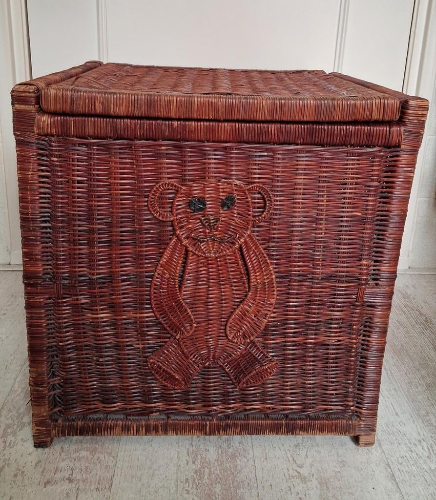 Rotan speelgoedmand met teddybeer decoratie., Ophalen, Zo goed als nieuw