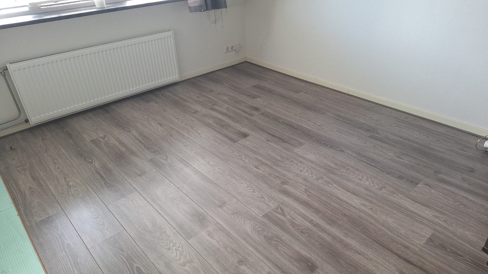 11 m2 laminaat + 2 nieuwe pakken + plakplinten MOET SNEL WEG, Doe-het-zelf en Verbouw, Ophalen, Gebruikt, 10 m² of meer, Hout