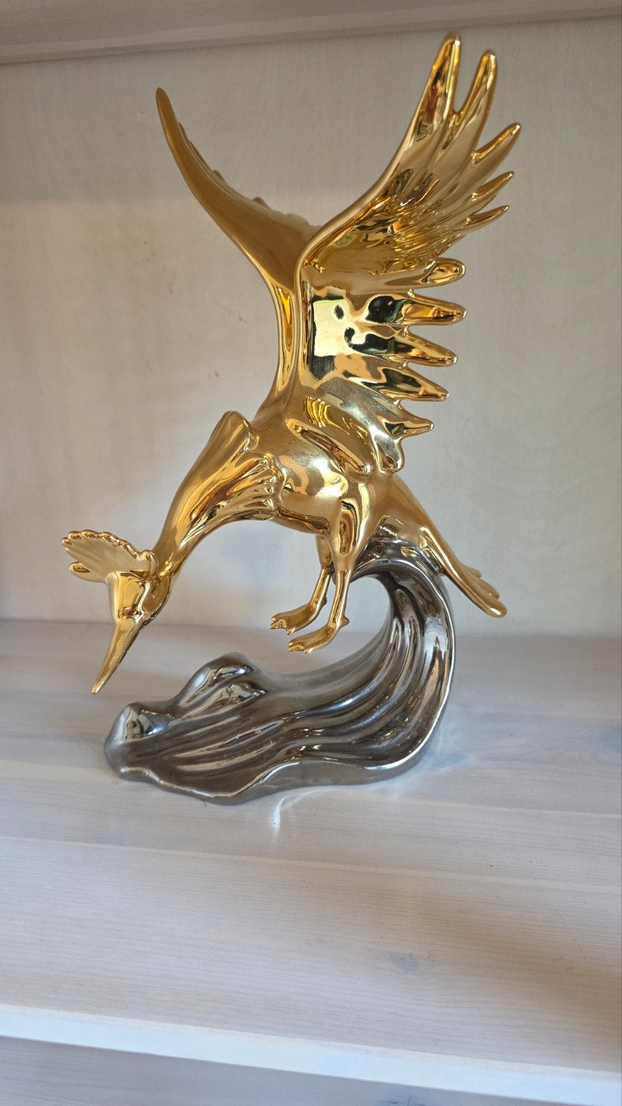 Goudkleurig beeld van een vogel op een golf. "ahura"?, Antiek en Kunst, Ophalen of Verzenden, Gepatineerd, 20 - 50 cm, Overige materialen