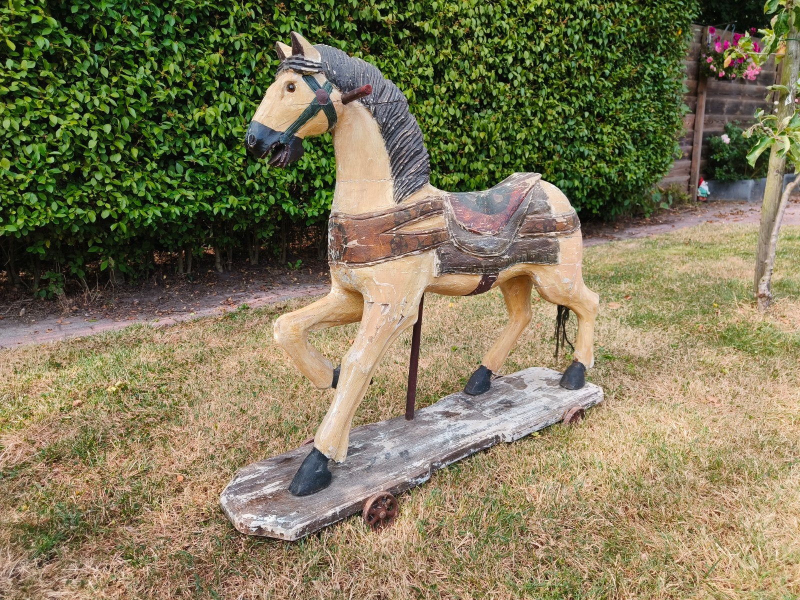Antiek Houten Paard op Plank met IJzeren Wieltjes, Antiek en Kunst, Antiek | Speelgoed, Ophalen of Verzenden