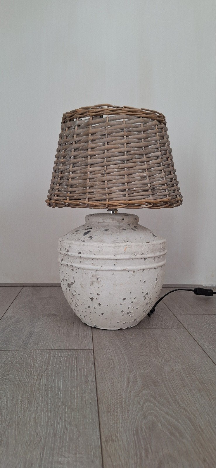 Lamp met rieten kap, Huis en Inrichting, Lampen | Tafellampen, Ophalen, Landelijk