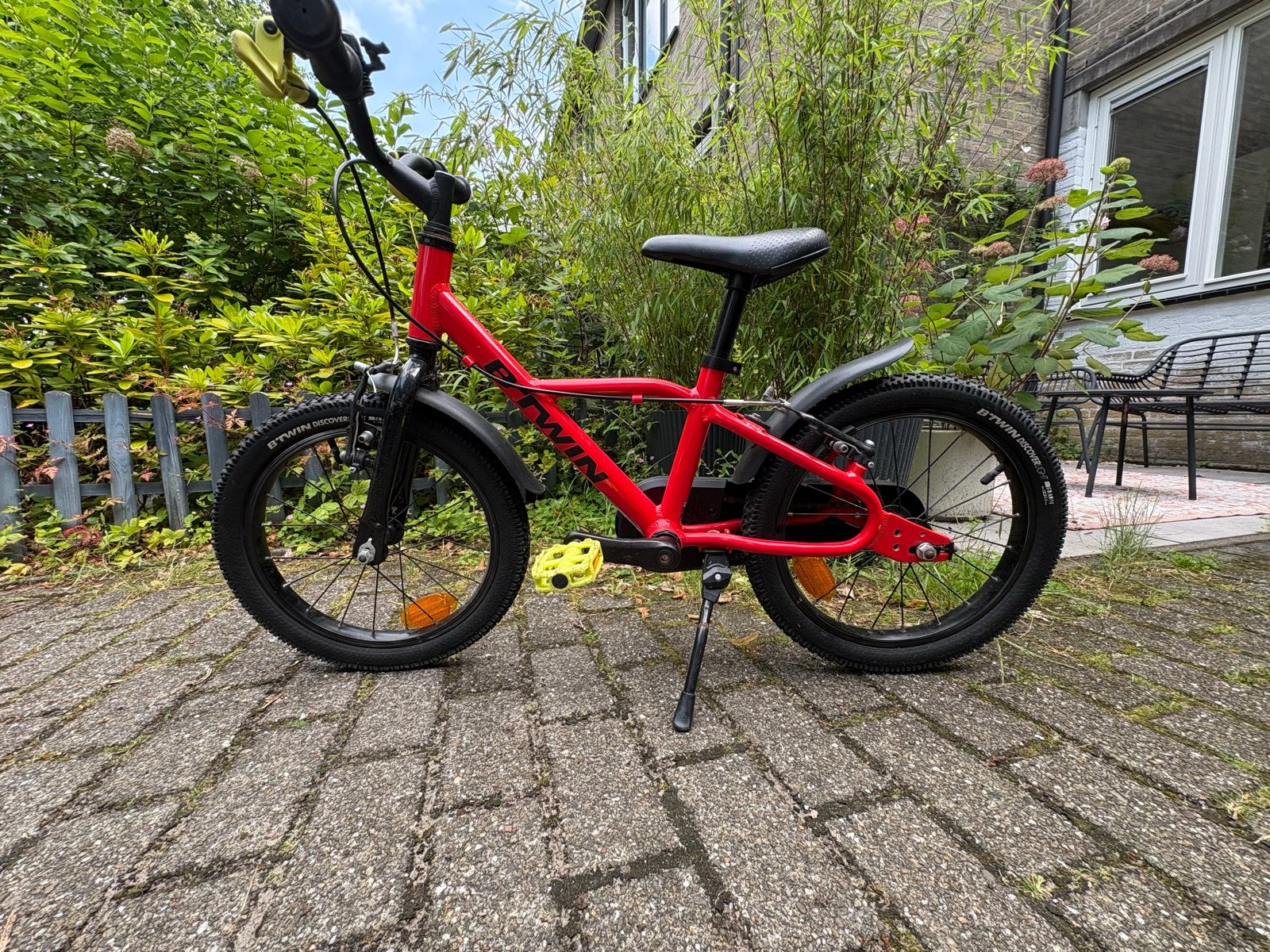 B'Twin Kinderfiets 16 inch - Rood, Ophalen of Verzenden, Zo goed als nieuw, Terugtraprem, 16 tot 20 inch