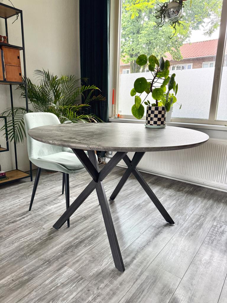 Ronde grijze eettafel 120 cm met zwarte metalen poten, Huis en Inrichting, Tafels | Eettafels, Ophalen, Gebruikt, 100 tot 150 cm
