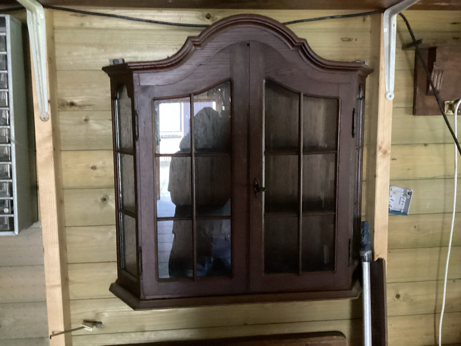 Antieke wandvitrinekast met glazen deuren, Antiek en Kunst, Ophalen of Verzenden