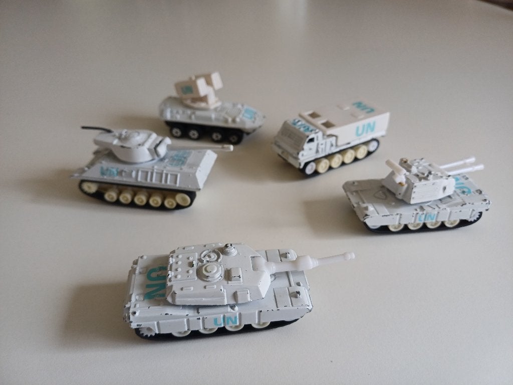 set van vijf vintage speelgoed tanks met UN United Nations, Ophalen of Verzenden, Gebruikt, Overige typen