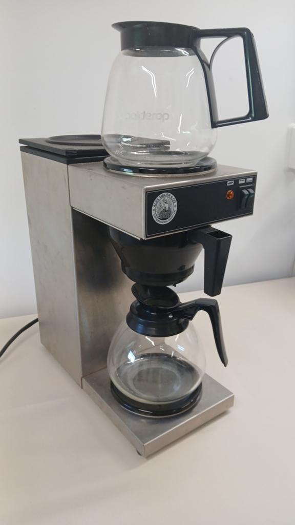 Professionele Koffiemachine met Dubbele Kan, Witgoed en Apparatuur, Gebruikt, 10 kopjes of meer, Koffiemachine, Gemalen koffie