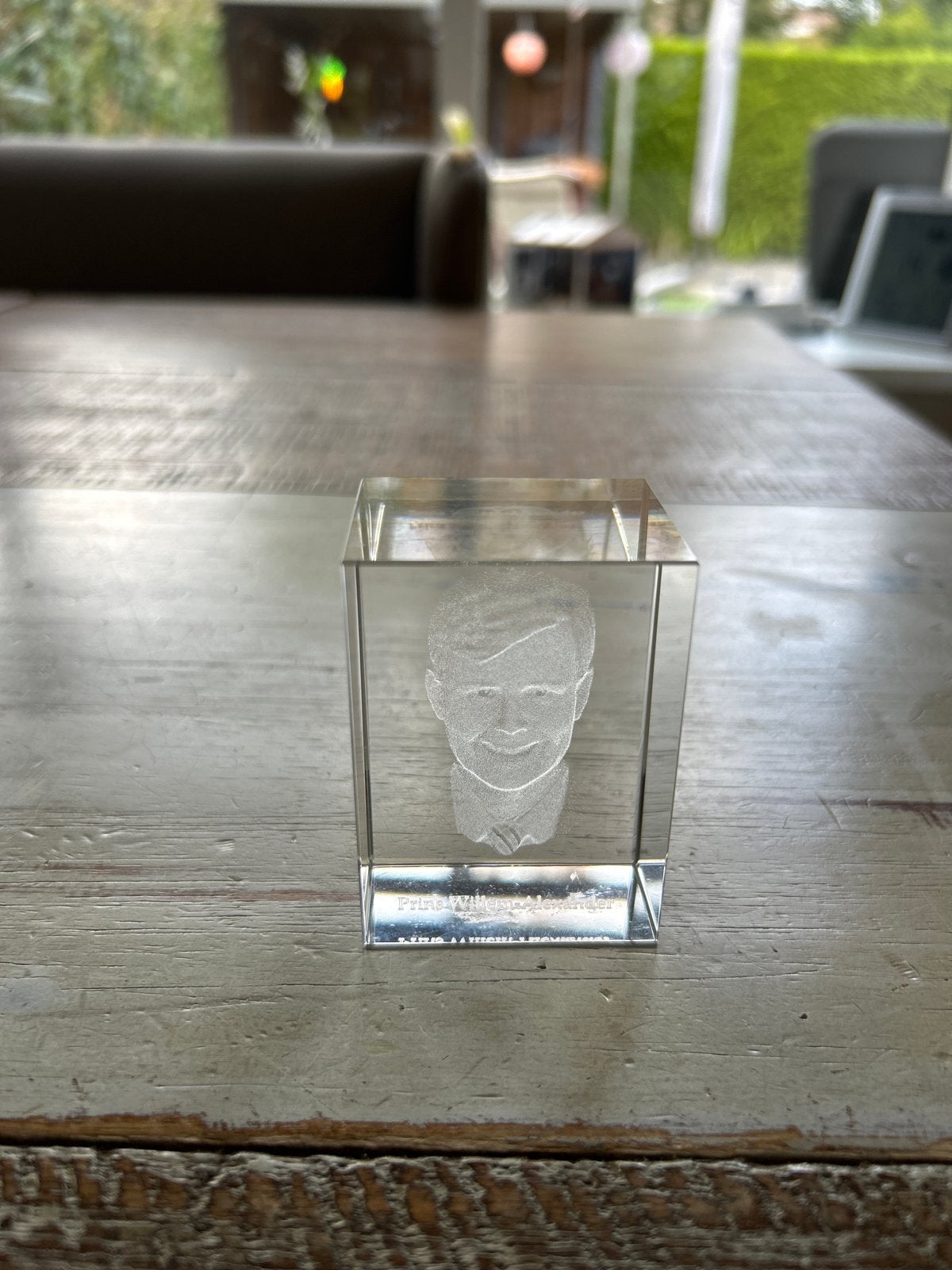 Glazen kubus met 3D-gravure van prins Willem-Alexander, Ophalen, Zo goed als nieuw, Glas, Klassiek
