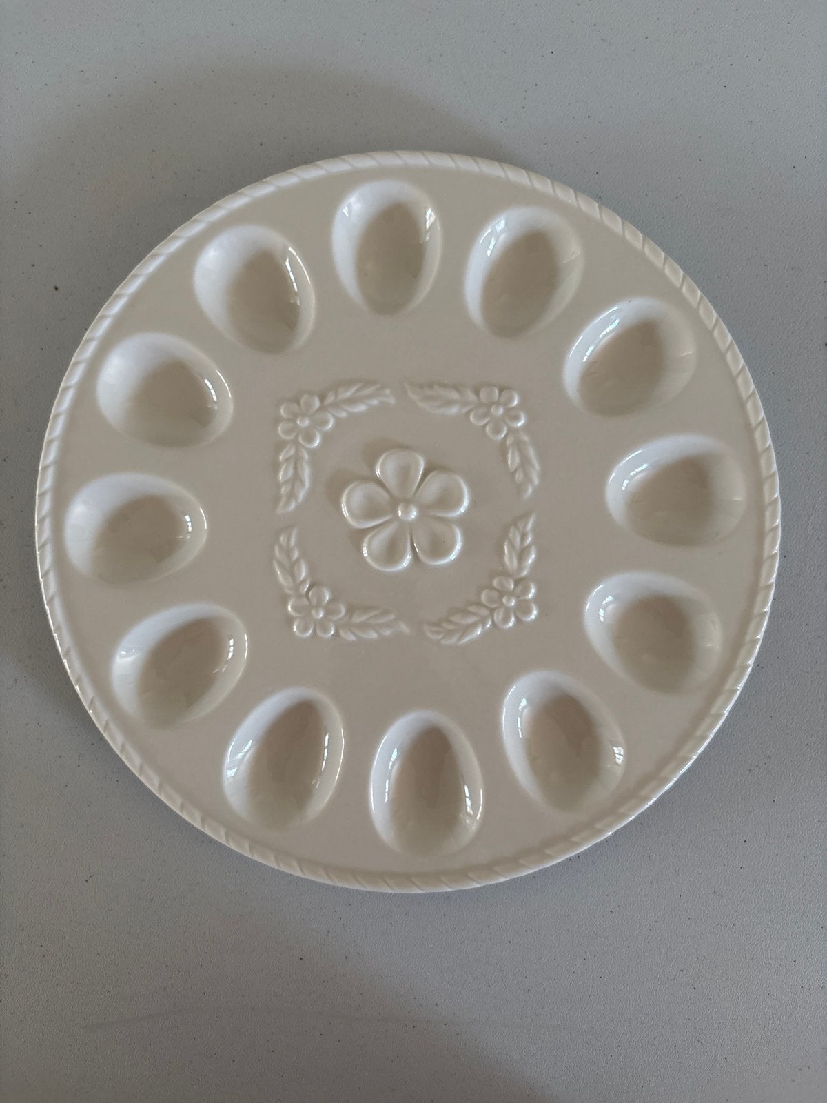 Crème-kleurige keramiek eierschaal met bloemmotief, Huis en Inrichting, Keuken | Servies, Zo goed als nieuw, Overige typen, Keramiek