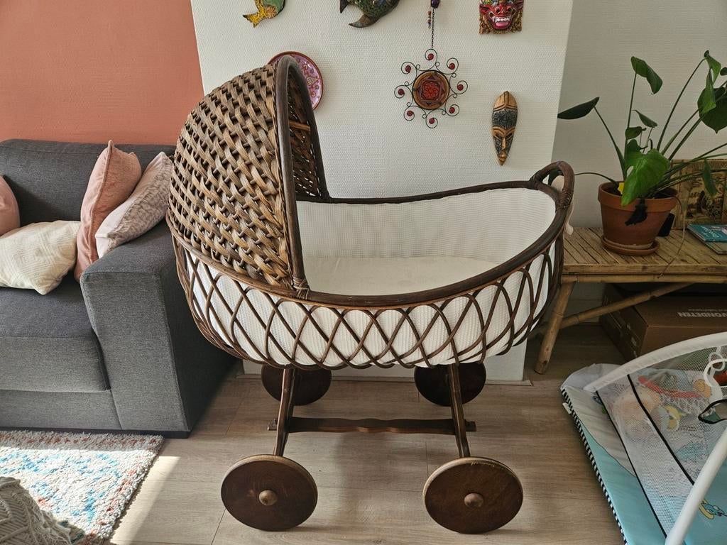 Mooi rieten/rotan wiegje op wieltjes - ziet er nog goed uit, Kinderen en Baby's, Babywiegjes en Ledikanten, Ophalen, Zo goed als nieuw