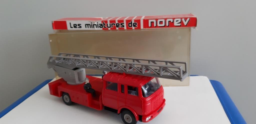 Norev Berliet Brandweerwagen - Geen herproductie, Hobby en Vrije tijd, Modelauto's | Overige schalen, Gebruikt, Bus of Vrachtwagen