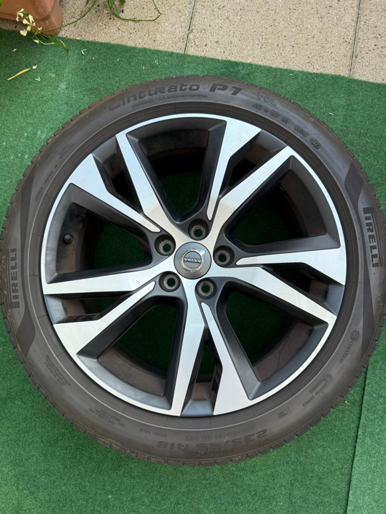 Orginele Volvo Velgen met Pirelli Zomerbanden met, Auto-onderdelen, Banden en Velgen, Ophalen, 18 inch, Gebruikt, Banden en Velgen