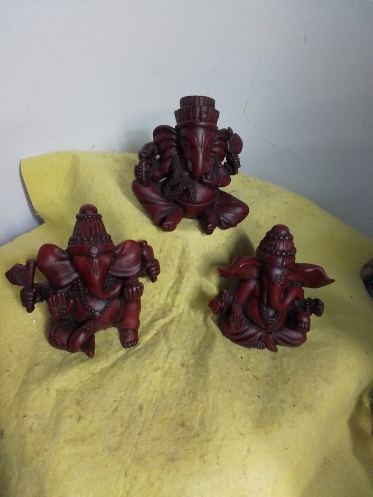 15065) GANESHA  3 beelden  donkerrode kunsthars, Ophalen of Verzenden, Zo goed als nieuw, Dier