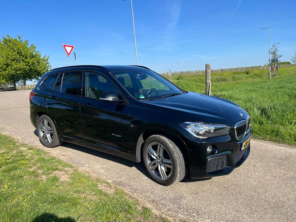 BMW X1 20I Xdrive M-pakket Aut 2017 Zwart, Auto's, 1998 cc, 2000 kg, Alcantara, Zwart