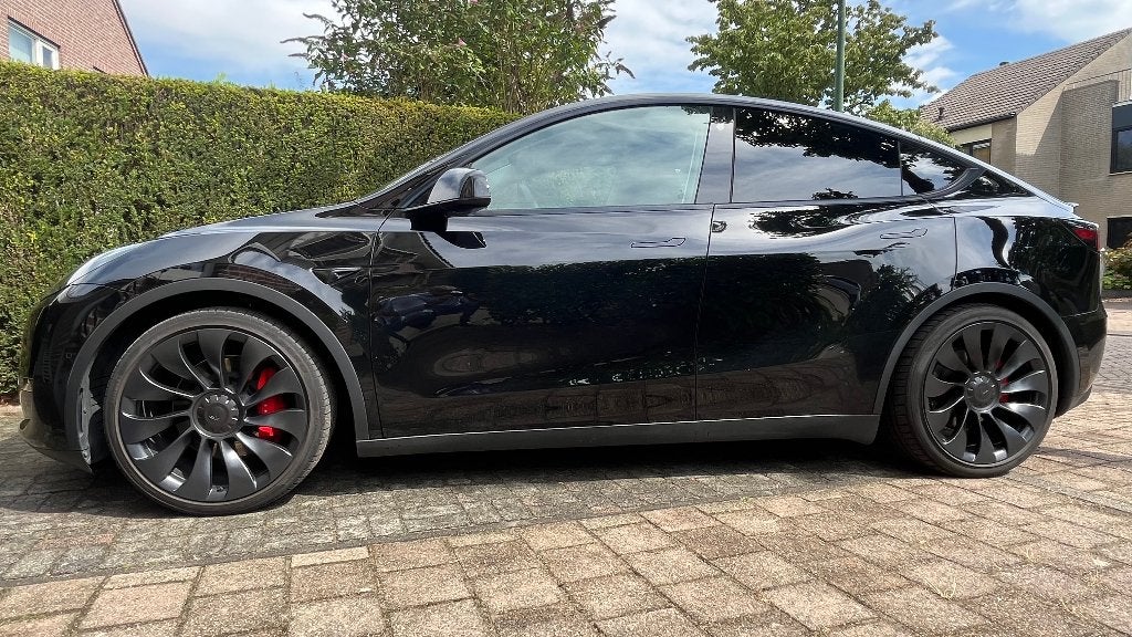 Tesla Model Y Performancedual motor AWD Trekhaak 75 kWh, Automaat, Parkeerassistent, 1972 kg, Zwart