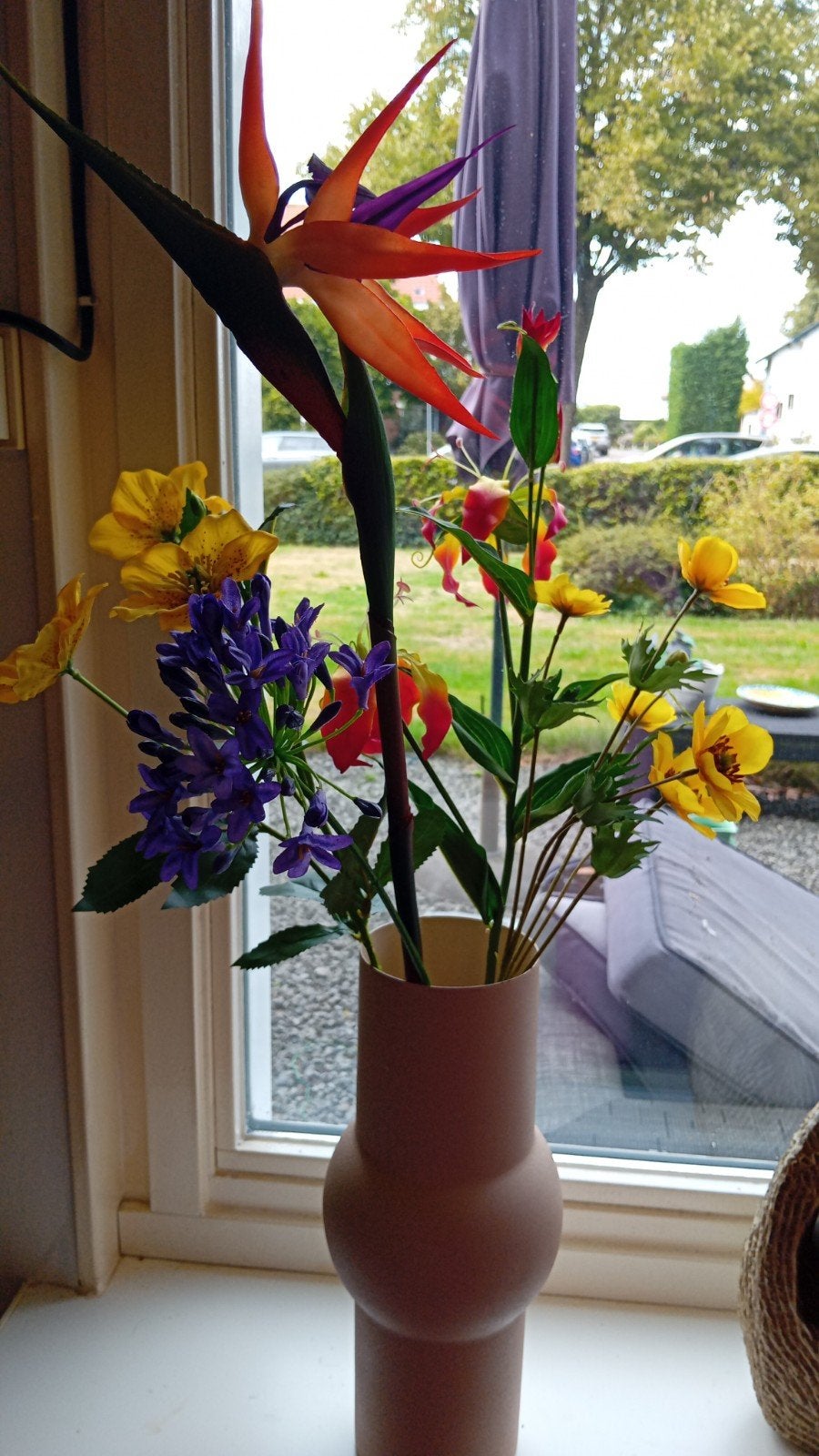 Kleurrijk Kunstbloemen Boeket in Moderne Vaas, Binnen, Textiel, Ophalen of Verzenden, Zo goed als nieuw