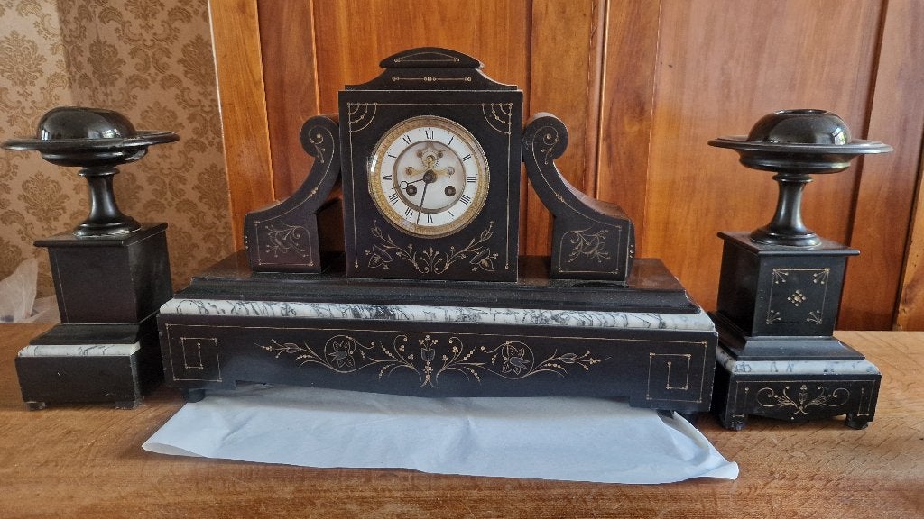Schouwklok met kandelaars, Ophalen
