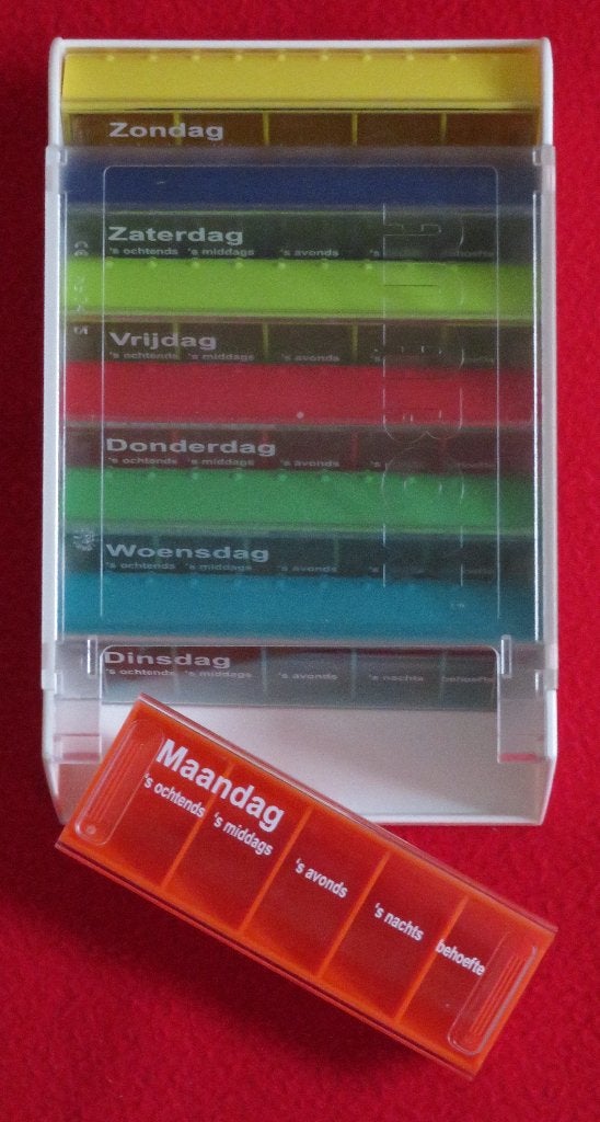 Plastic pillendoos, Ophalen