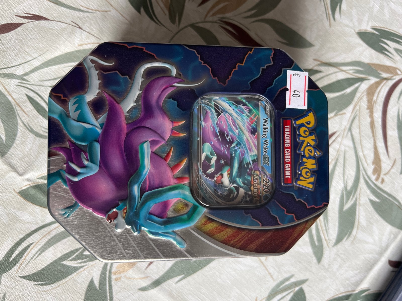 Pokémon TCG: Paradox Clash Tin - Walking Wake ex, Ophalen of Verzenden, Nieuw, Overige typen