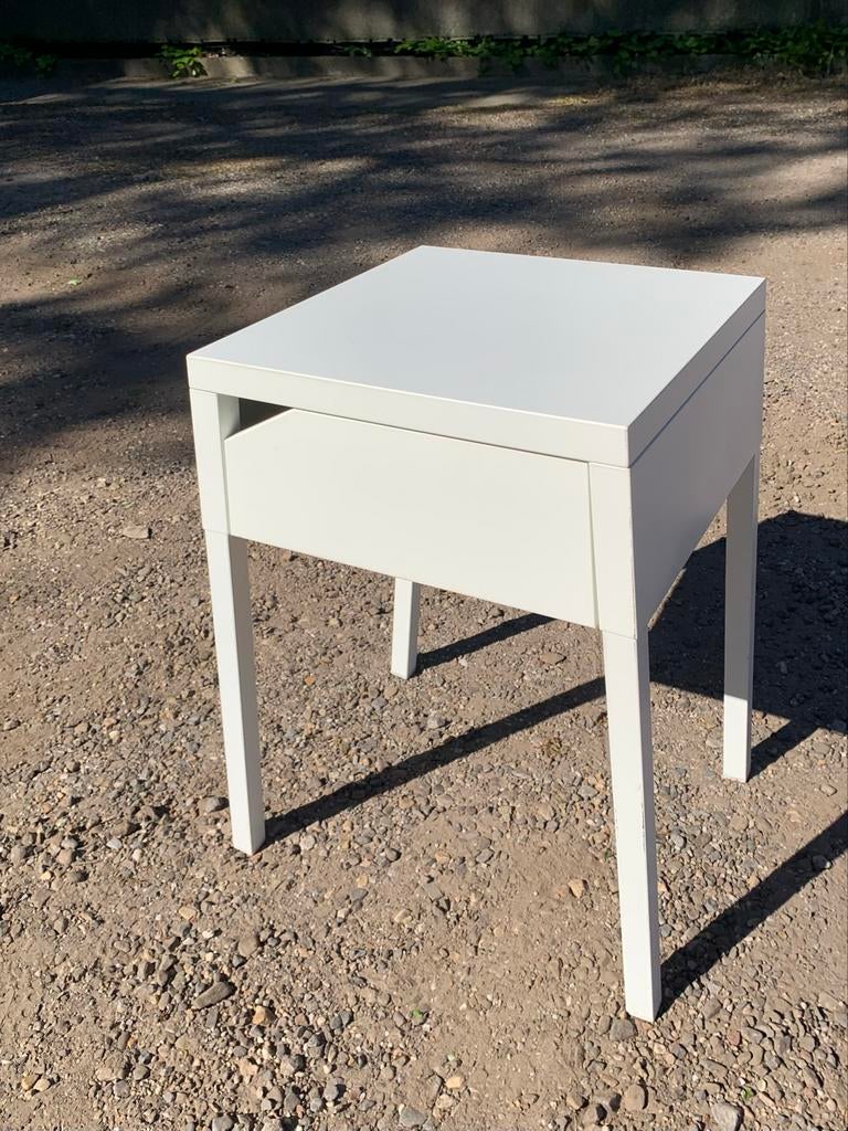 Wit IKEA metalen nachtkastje met lade, Selje, Huis en Inrichting, Slaapkamer | Nachtkastjes, Ophalen, Gebruikt, Minder dan 45 cm