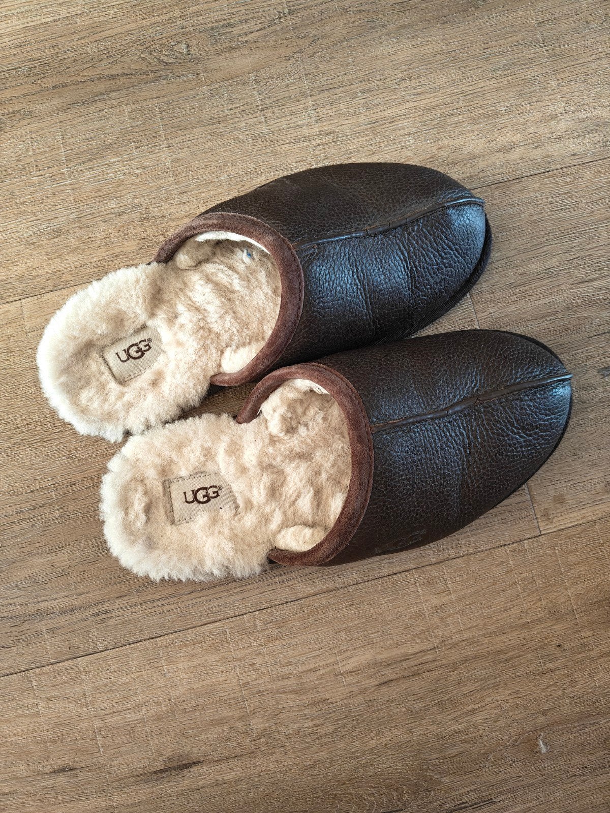 Uggs lederen sloffen maat 42, Kleding | Heren, Schoenen, UGG, Zwart, Ophalen of Verzenden, Zo goed als nieuw