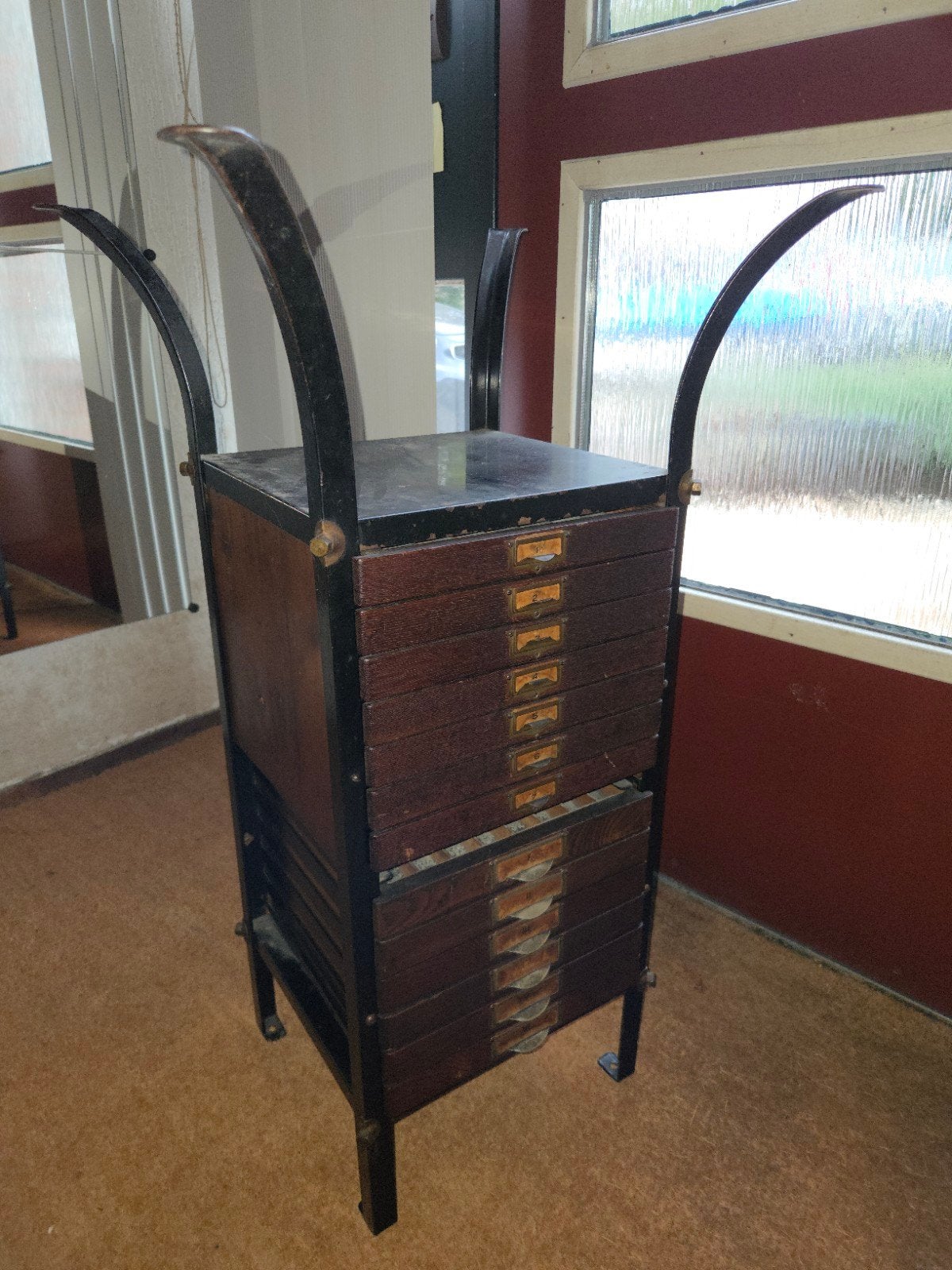 Antieke letterkast met loden zetletters, Ophalen