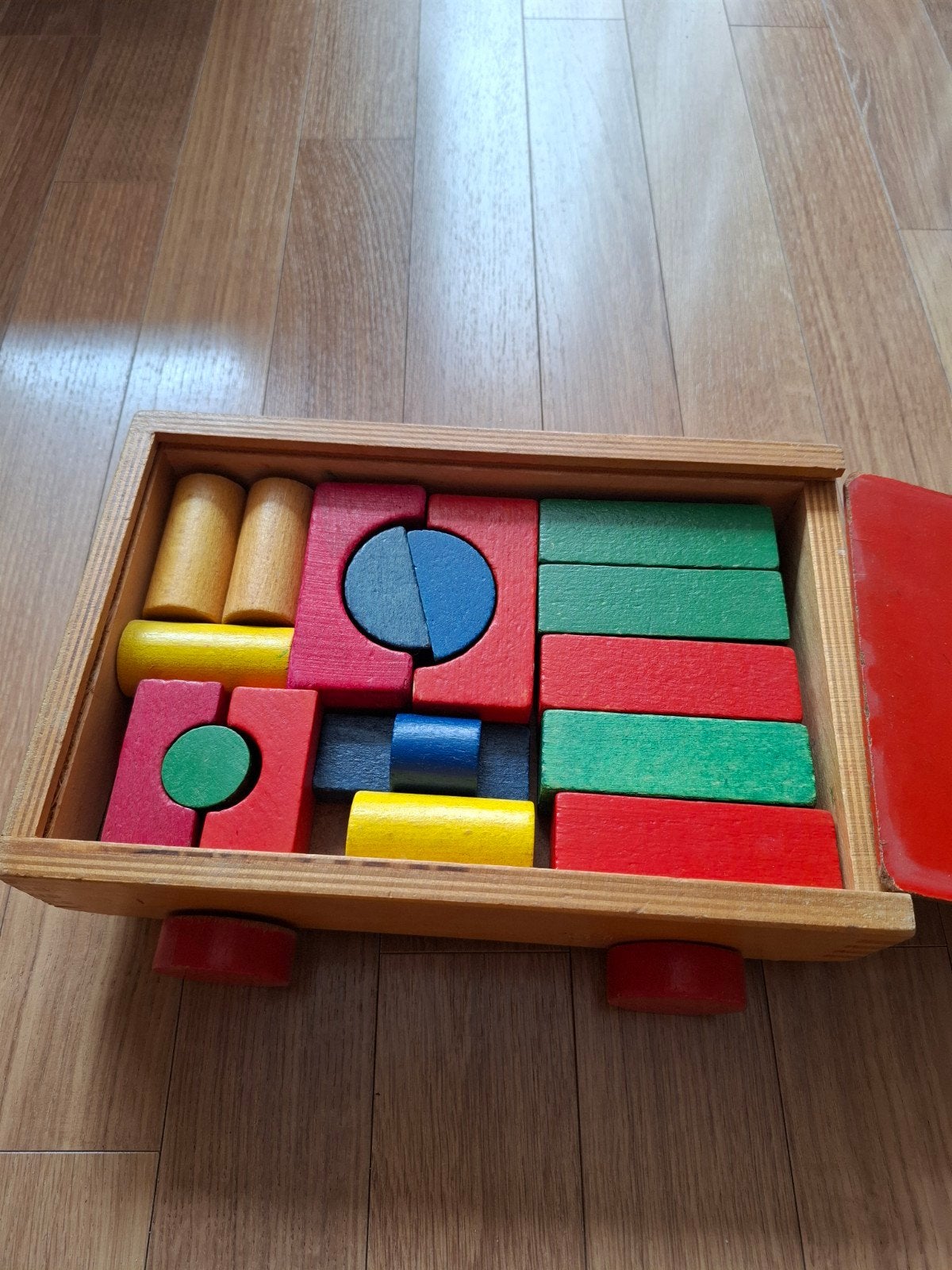 Houten blokkenkar met kleurrijke bouwblokken, Kinderen en Baby's, Speelgoed | Houten speelgoed, Ophalen, Gebruikt, Duw- of Trekspeelgoed