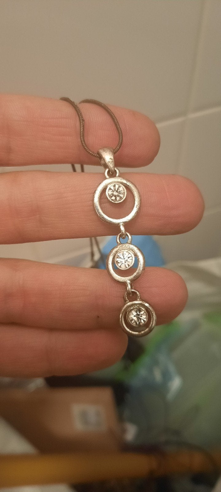 Zilverkleurige ketting met hanger en kristallen, Sieraden, Tassen en Uiterlijk, Kettingen, Gebruikt, Ophalen of Verzenden, Met kristal