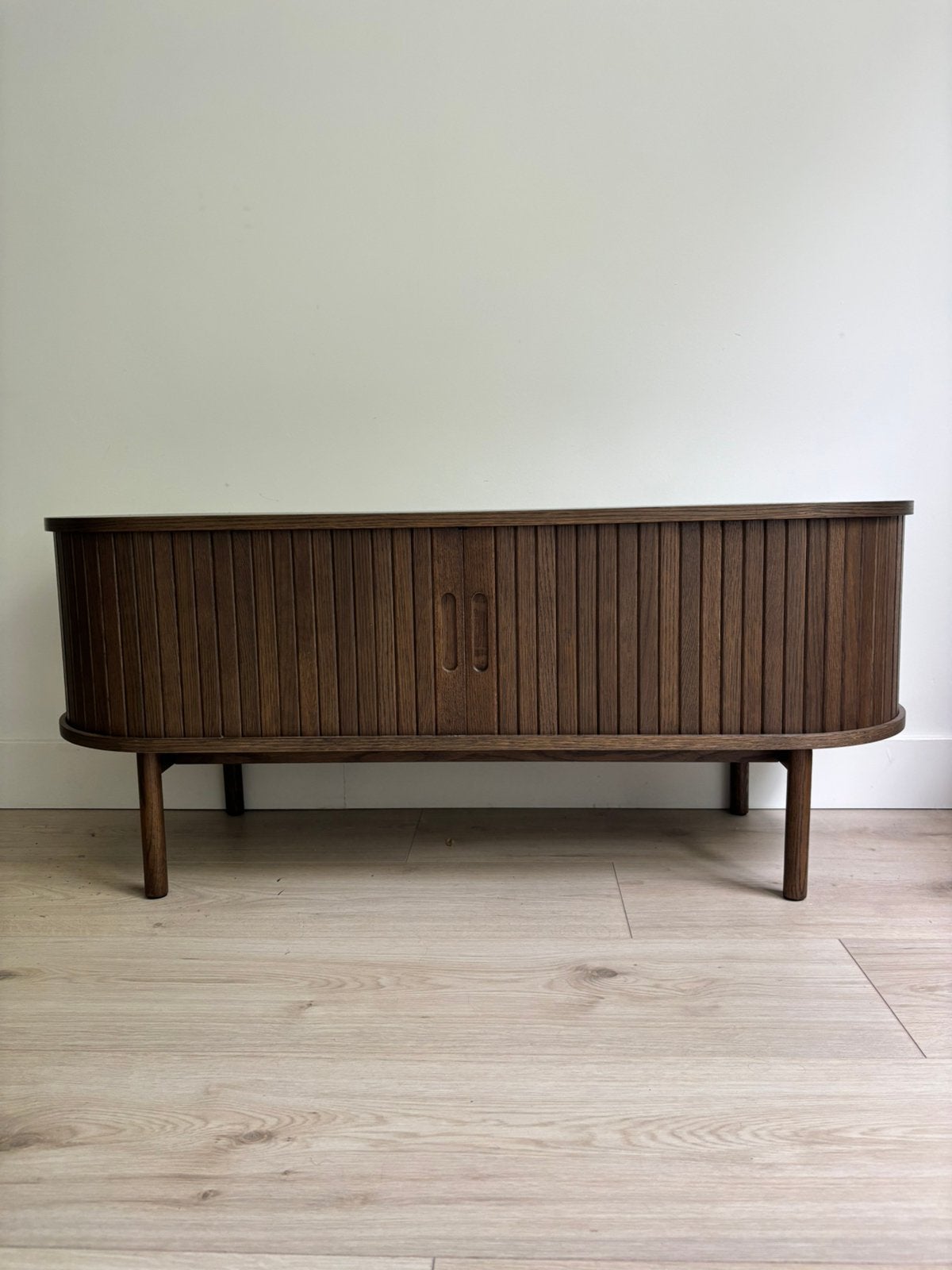 TV-meubel LYNGVIG 2 tambour deuren donker eiken, Ophalen, Zo goed als nieuw, 25 tot 50 cm, 100 tot 150 cm