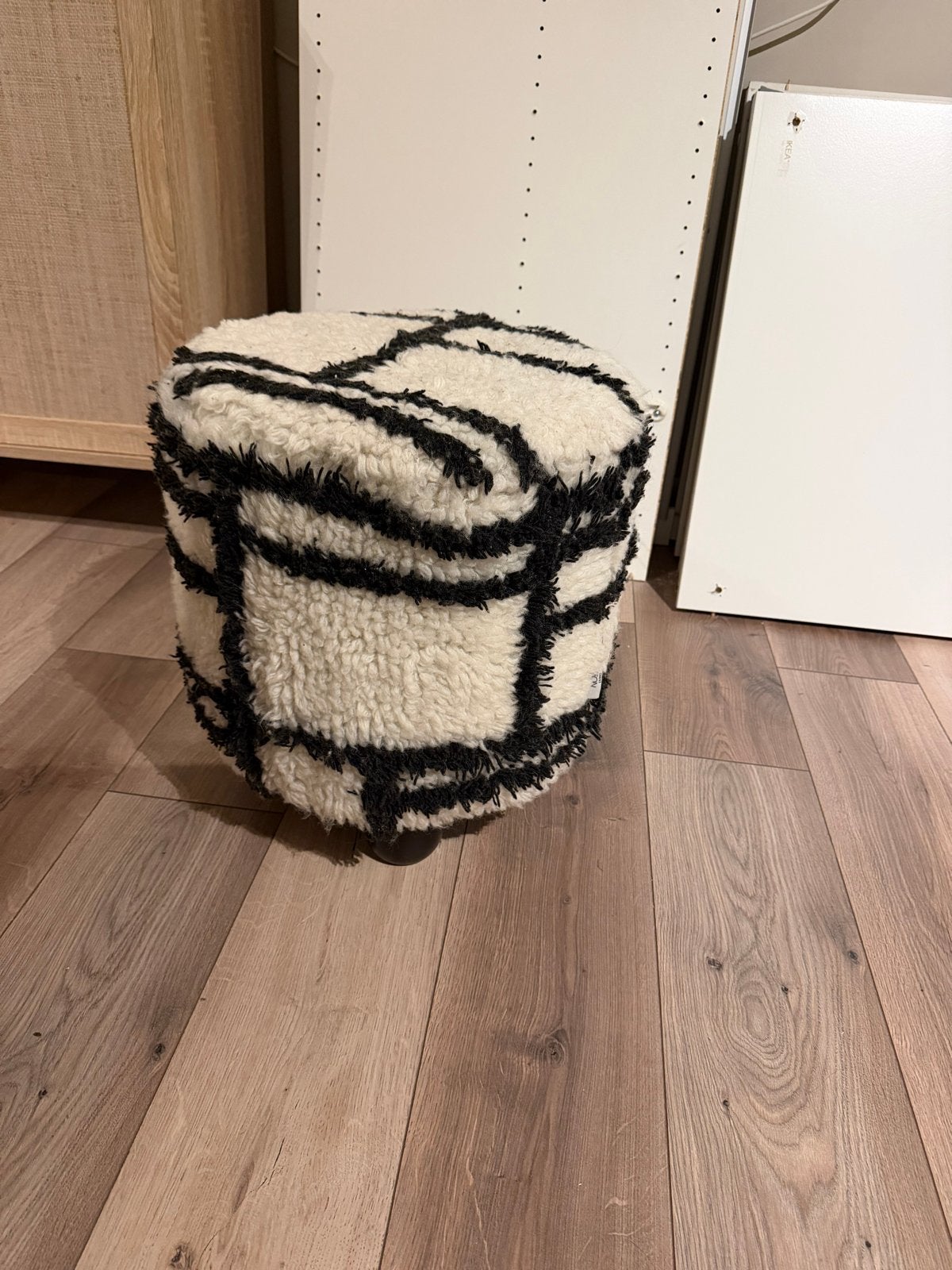 Zwart-witte poef met grafisch patroon, Ophalen, Minder dan 50 cm, Rond, Zo goed als nieuw