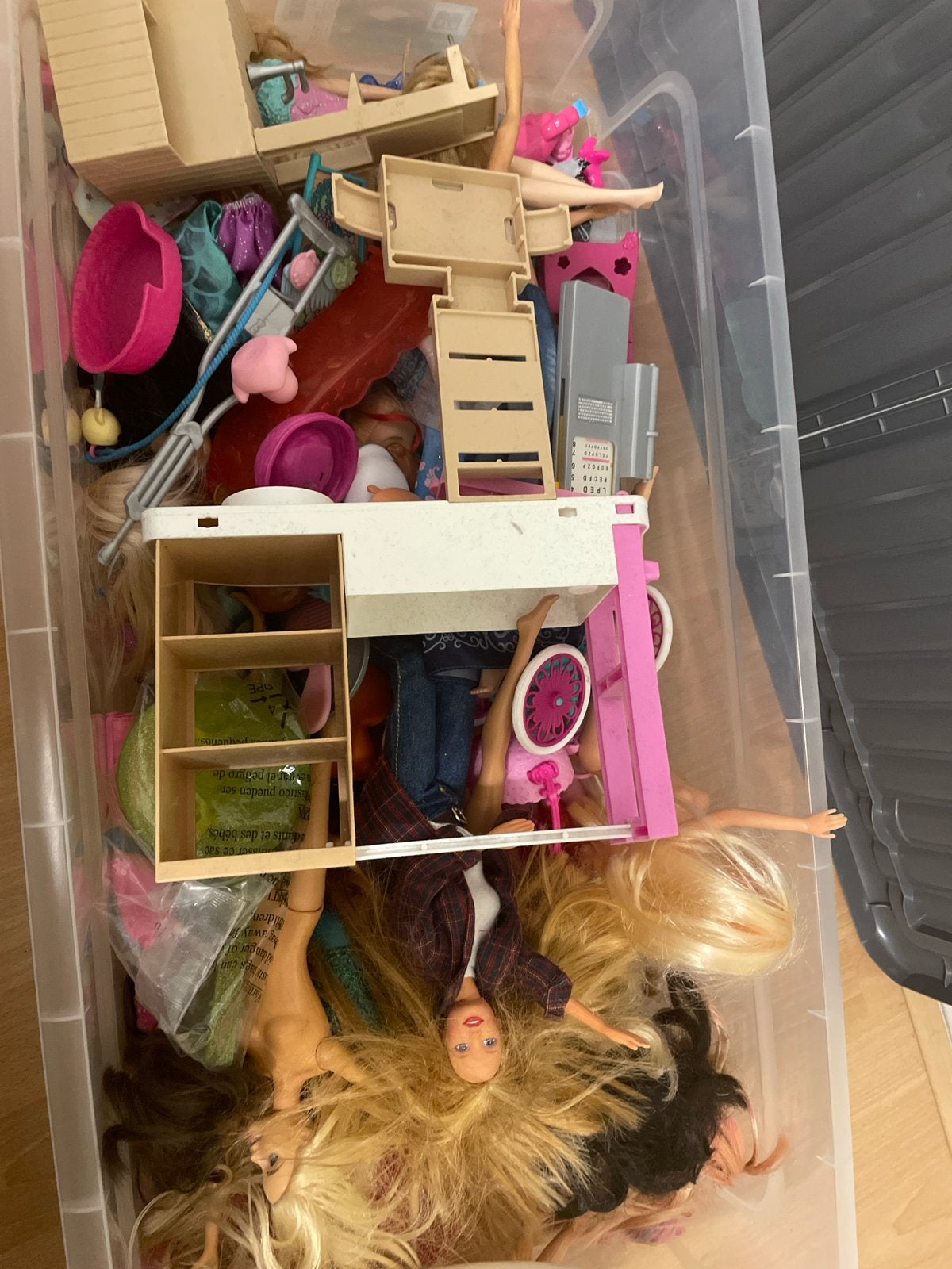 Grote doos met Barbiepoppen en accessoires, Ophalen, Gebruikt, Barbie