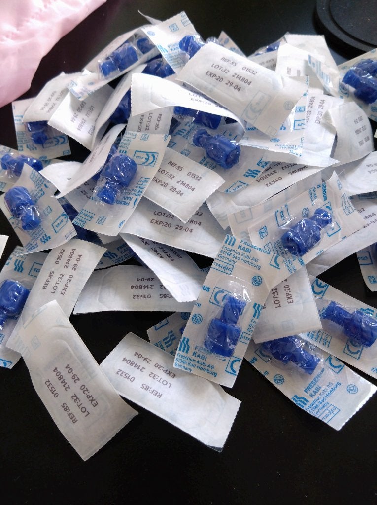 GRATIS zakje (injectie)spuit dopjes., Ophalen, Gebruikt, Overige typen