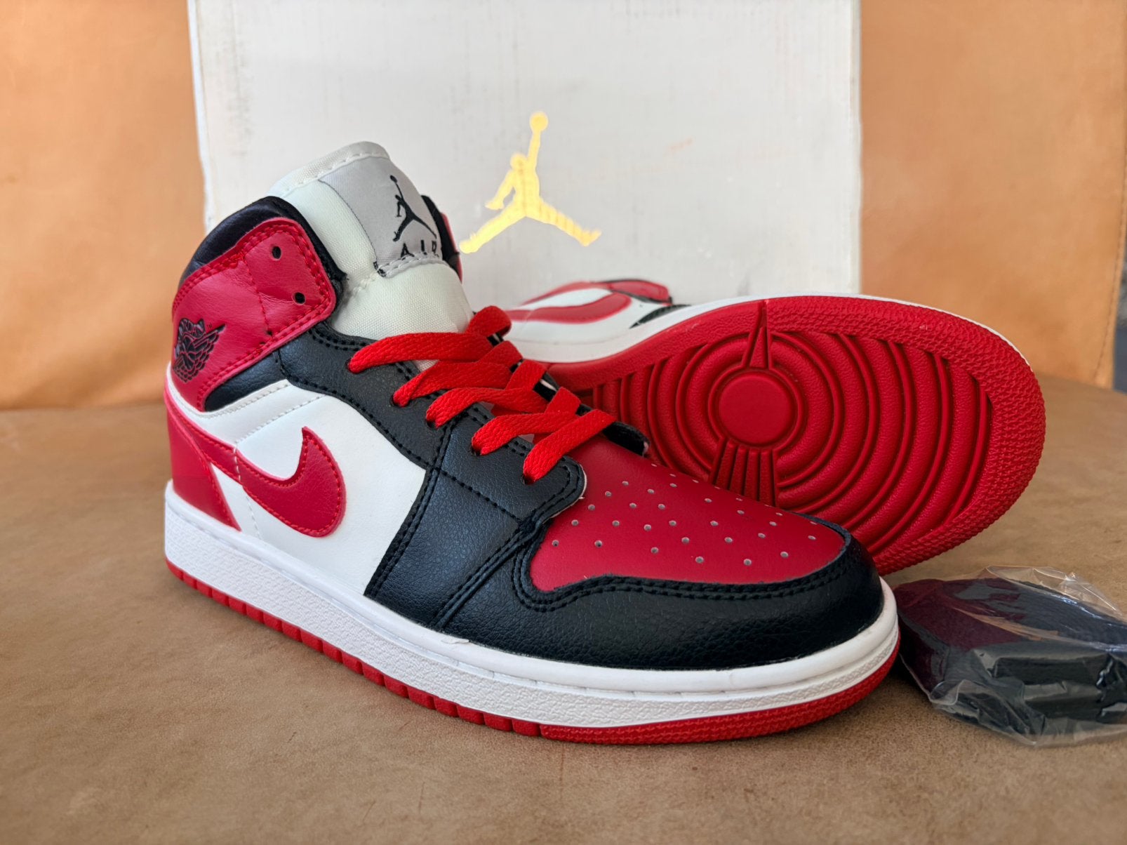 Nike Air Jordan (Maat 37,5), Verzenden, Zwart, Nieuw, Sneakers of Gympen
