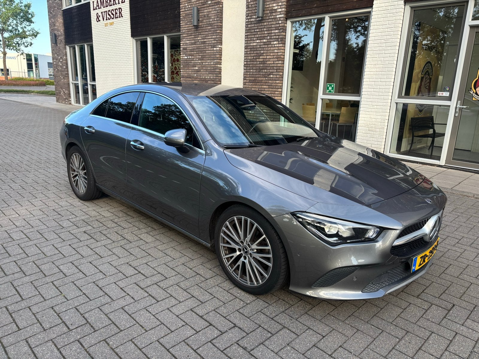 Mercedes-Benz CLA AMG Line 180 136pk 7G-DCT 2019 Grijs, Auto's, CLA, 136 pk, 4 cilinders, Leder en Stof