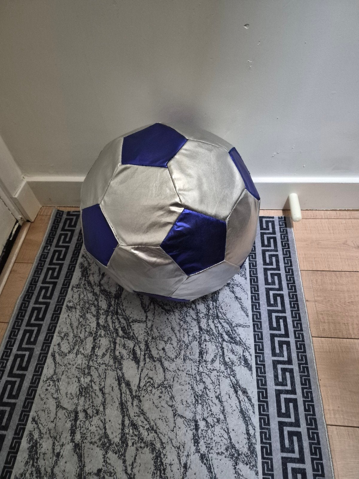 Grote zilver/blauwe voetbal poef/zitzak, Ophalen, Gebruikt, Modern, Textiel