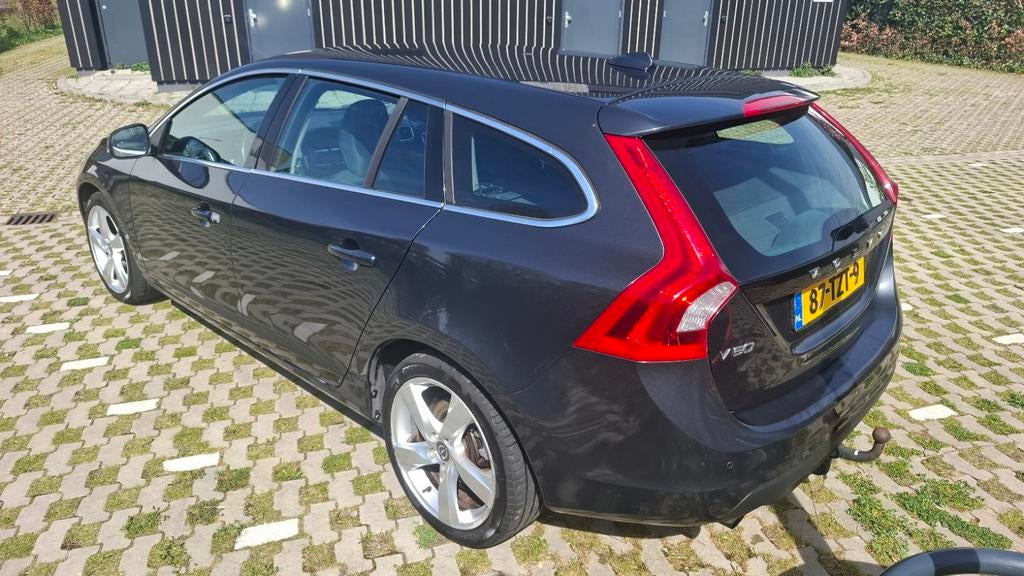 Volvo V60 2012 distributieriem, banden en remmen gerepareerd, Auto's, Voorwielaandrijving, 1596 cc, Stof, Zwart