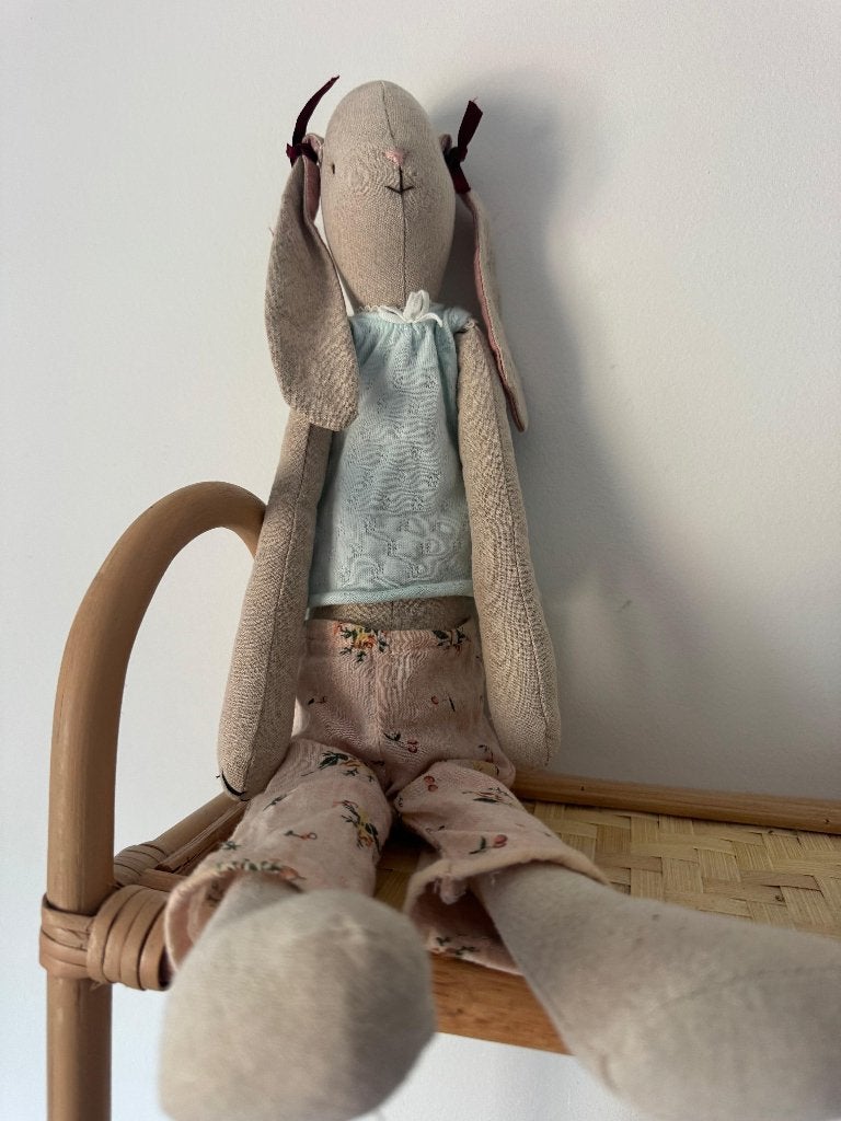 Groot Maileg Bunny Girl konijn ca. 47 cm met kleding, Ophalen of Verzenden, Zo goed als nieuw, Overige typen