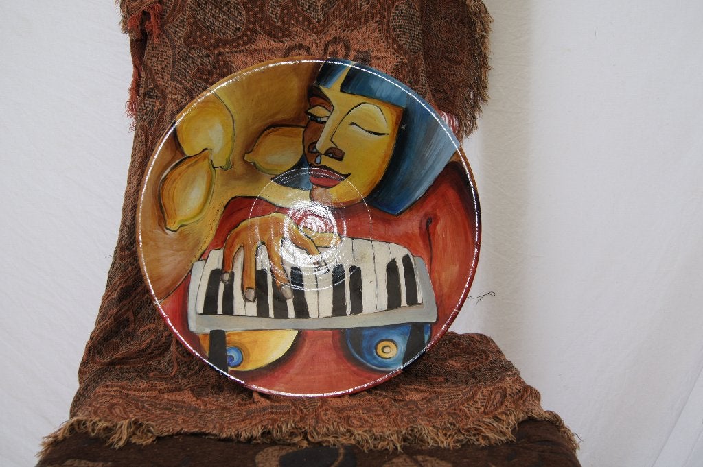 Uniek beschilderd bord: Vrouw met piano, gesigneerd 2002, Ophalen of Verzenden, Wanddecoratie, 20 - 50 cm, Steen of Keramiek
