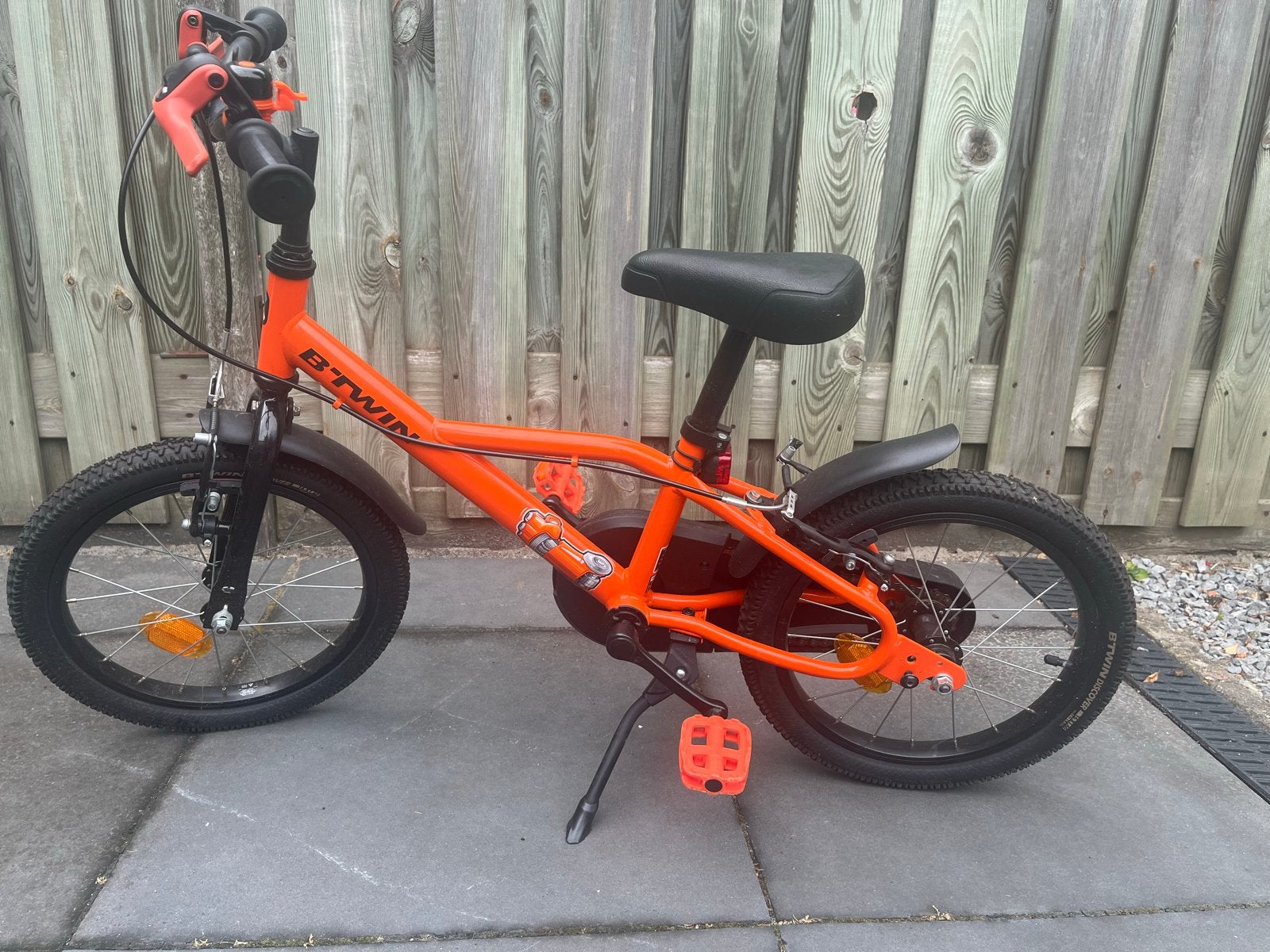B'TWIN Kinderfiets 16 inch met zijwielen Z.G.A.N., Ophalen, Zijwieltjes, 16 tot 20 inch, Zo goed als nieuw