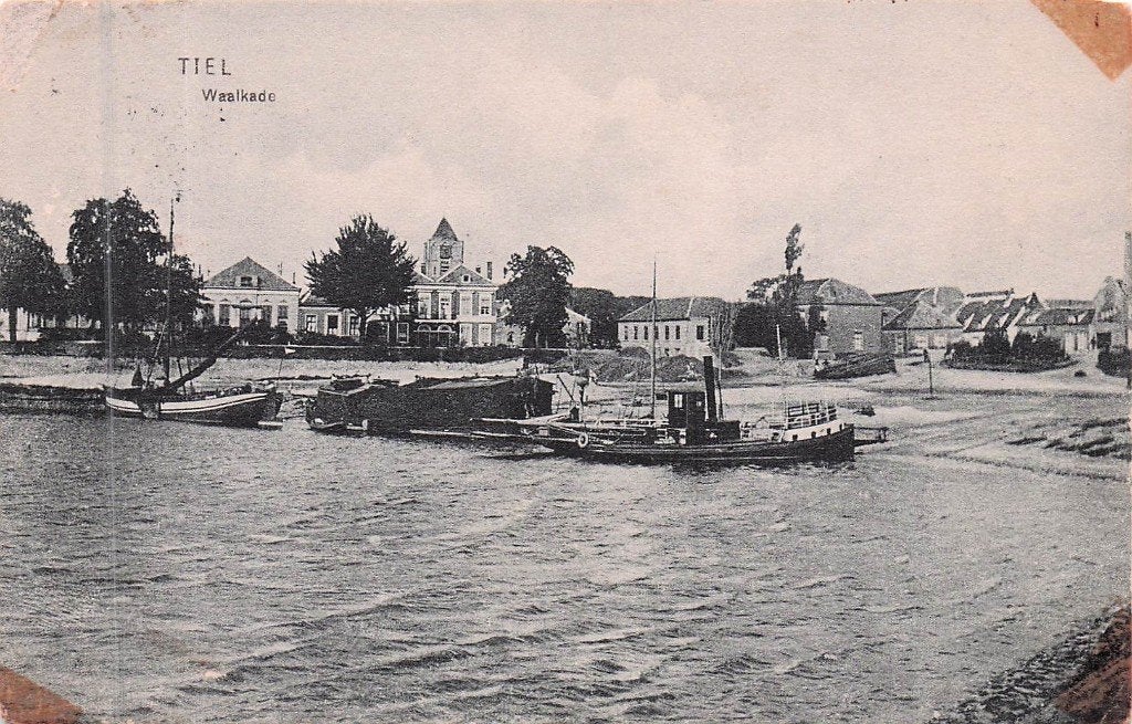 Tiel - de Waalkade met boten, Ophalen of Verzenden, Voor 1920, Gelopen, Gelderland