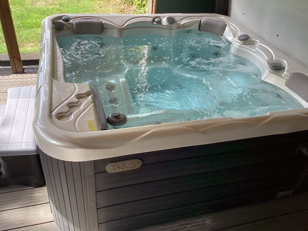 Jacuzzi spa Wellis 5 personen extra geïsoleerd, Ophalen, Zo goed als nieuw, Vast