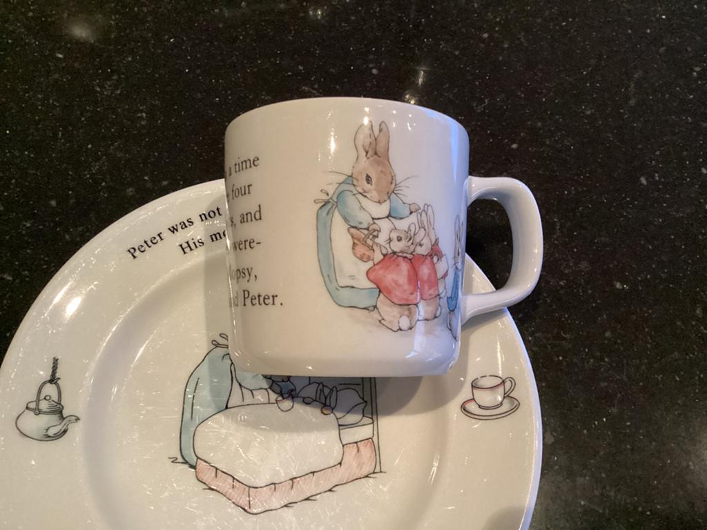 Peter Rabbit bird en beker van Wedgwood, Gebruikt, Ophalen of Verzenden, Bord(en), Wedgwood