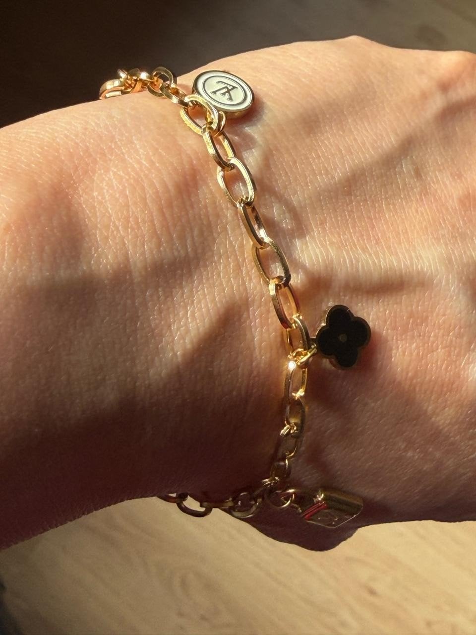 Mooie goudkleurige bedel armband stijlvolle designer-geïn, Sieraden, Tassen en Uiterlijk, Staal, Nieuw, Ophalen of Verzenden, Met edelsteen