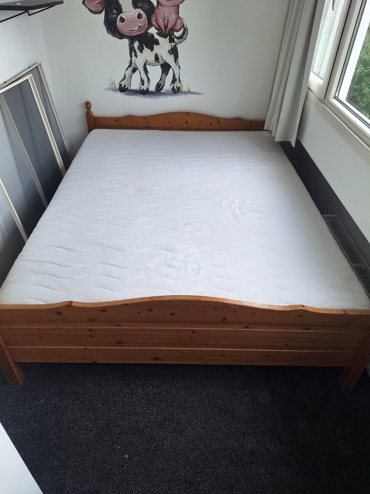 Houten tweepersoonsbed met matras (160x200 cm)