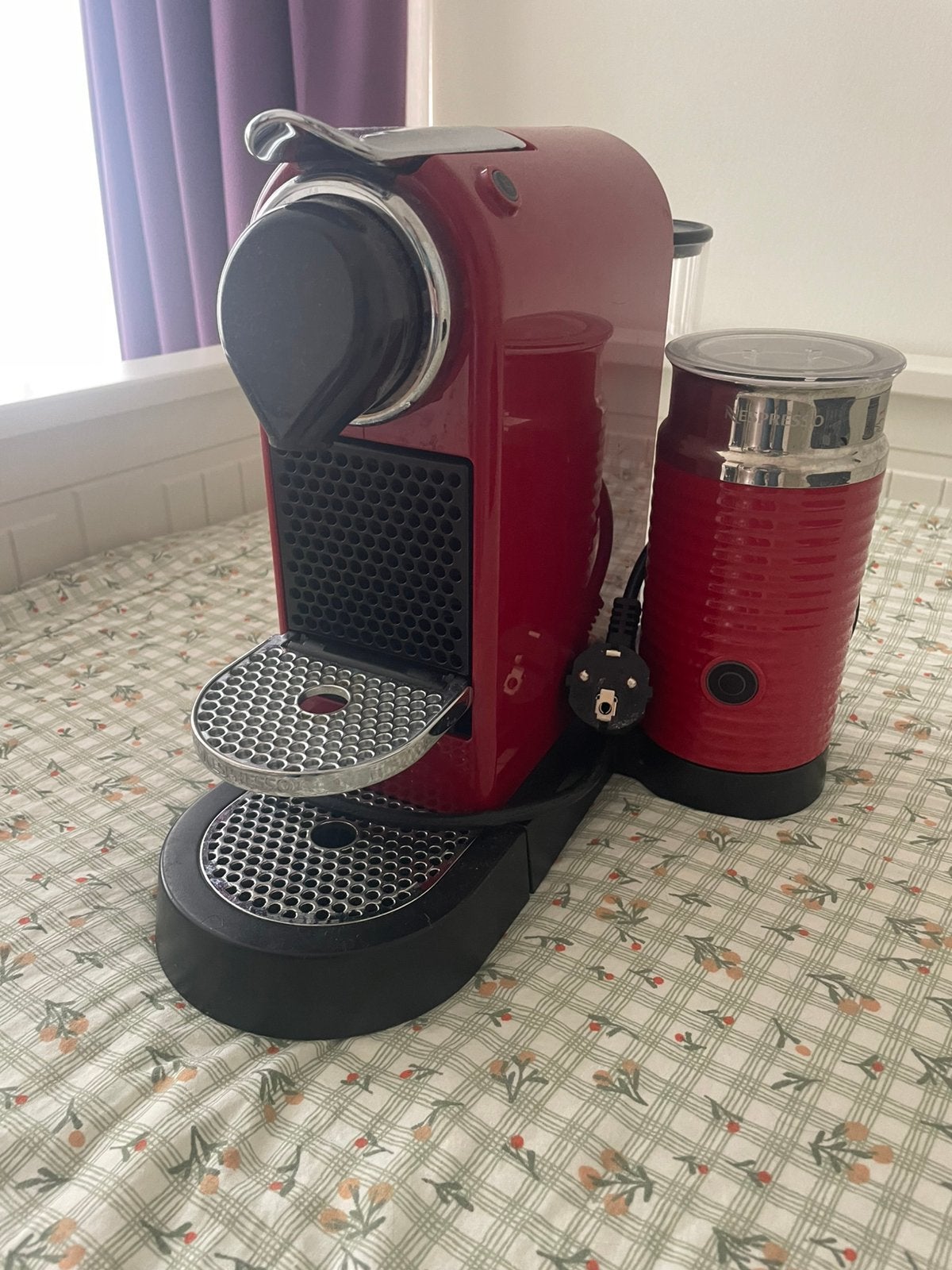Nespresso koffiemachine met melkopschuimer., Witgoed en Apparatuur, Koffiezetapparaten, Ophalen, Zo goed als nieuw, Koffiemachine