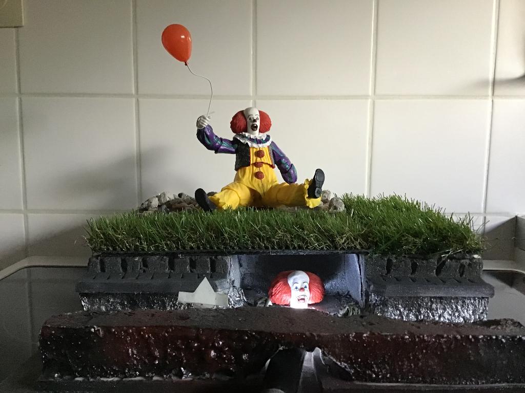 diorama van pennywise 33cmx33 cm, Verzamelen, Film en Tv, Ophalen of Verzenden, Foto of Kaart