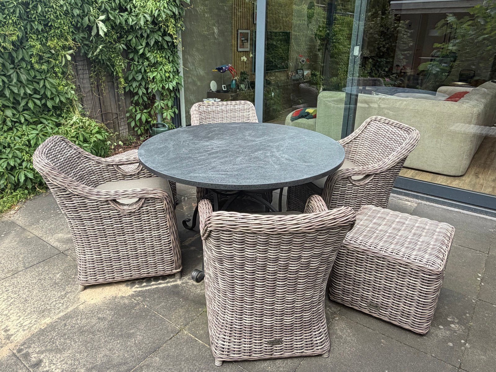 Natuurstenen tafel met Hartman Tuinset: 4 stoelen + 2 hocker, Tuin en Terras, Tuinsets en Loungesets, Gebruikt, Tuinset, Wicker