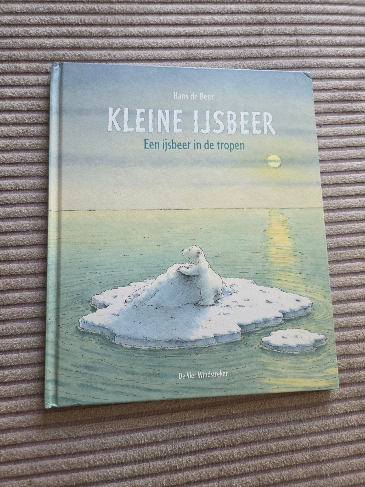 Hans de Beer - Kleine IJsbeer - Een ijsbeer in de tropen, Boeken, Ophalen of Verzenden, Zo goed als nieuw, Hans de Beer