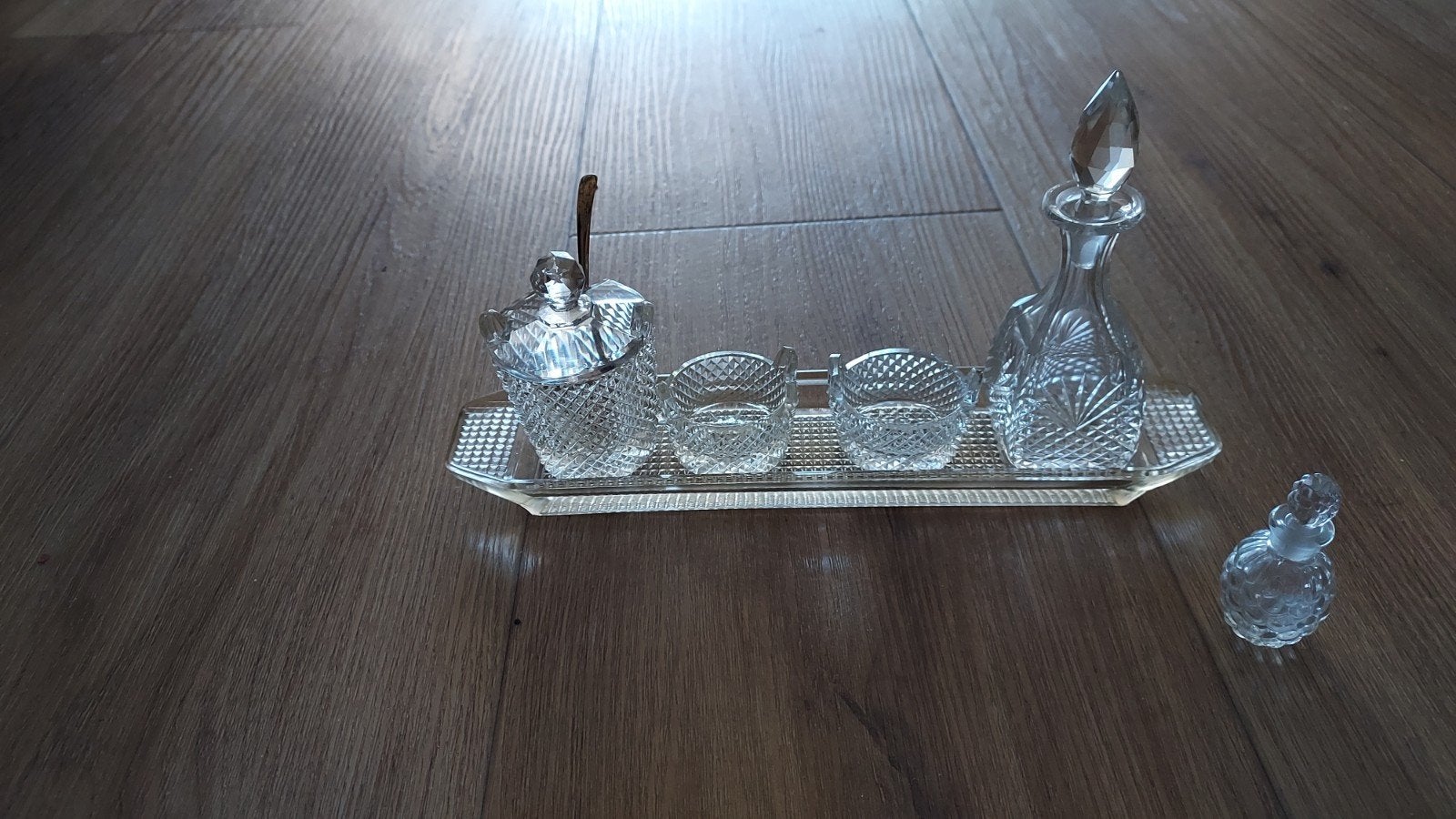 Glazen setjedienblad, mosterdpotje, zoutvaatjes en flesjes, Ophalen of Verzenden