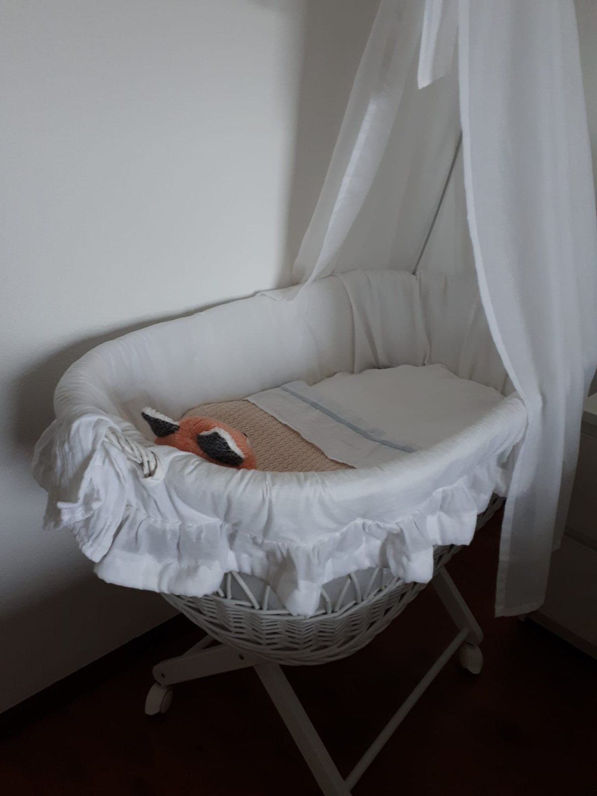 Witte rieten babywieg met onderstel, matras en sluier, Ophalen of Verzenden, Zo goed als nieuw, Wieg